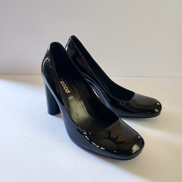 ECCO Women's Black Womens size EU 39 US 8  they are very wide toe Patent Leather - Picture 1 of 9